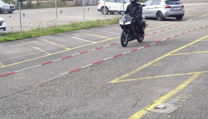 Auto -   Und Motorradfahrschule Jauslin Auto - - Birsfelden