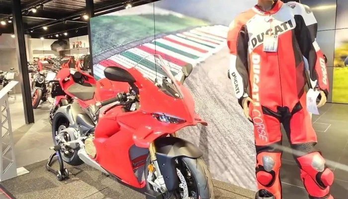 Ducati Motos Vionnet -    Sales Fribourg Motorradhelm - Sâles