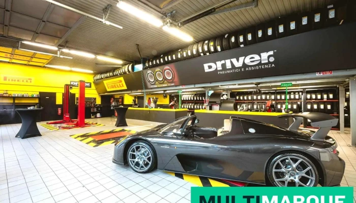 P Zero World Authorized Pirelli Dealer -  Innenansichten - Lugano
