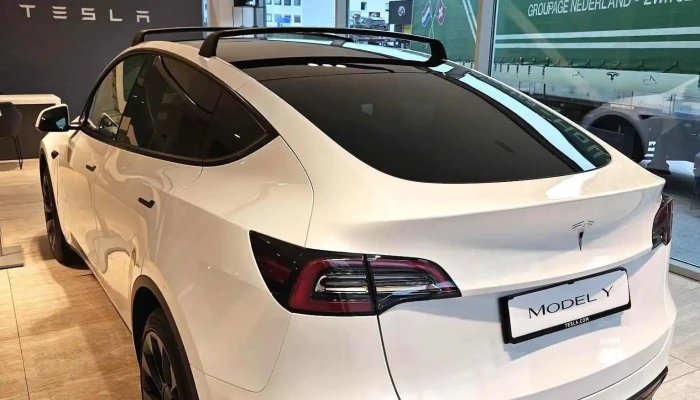 Tesla Center Bellinzona Cadenazzo -  Innenansichten - Cadenazzo