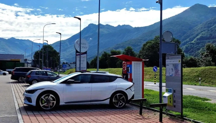 Tesla Supercharger - Cadenazzo
