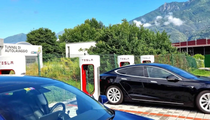 Tesla Supercharger -  Ladestation Fur Elektrofahrzeuge - Cadenazzo