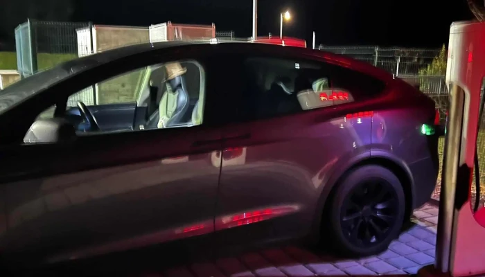 Tesla Supercharger -  Zone - Cadenazzo